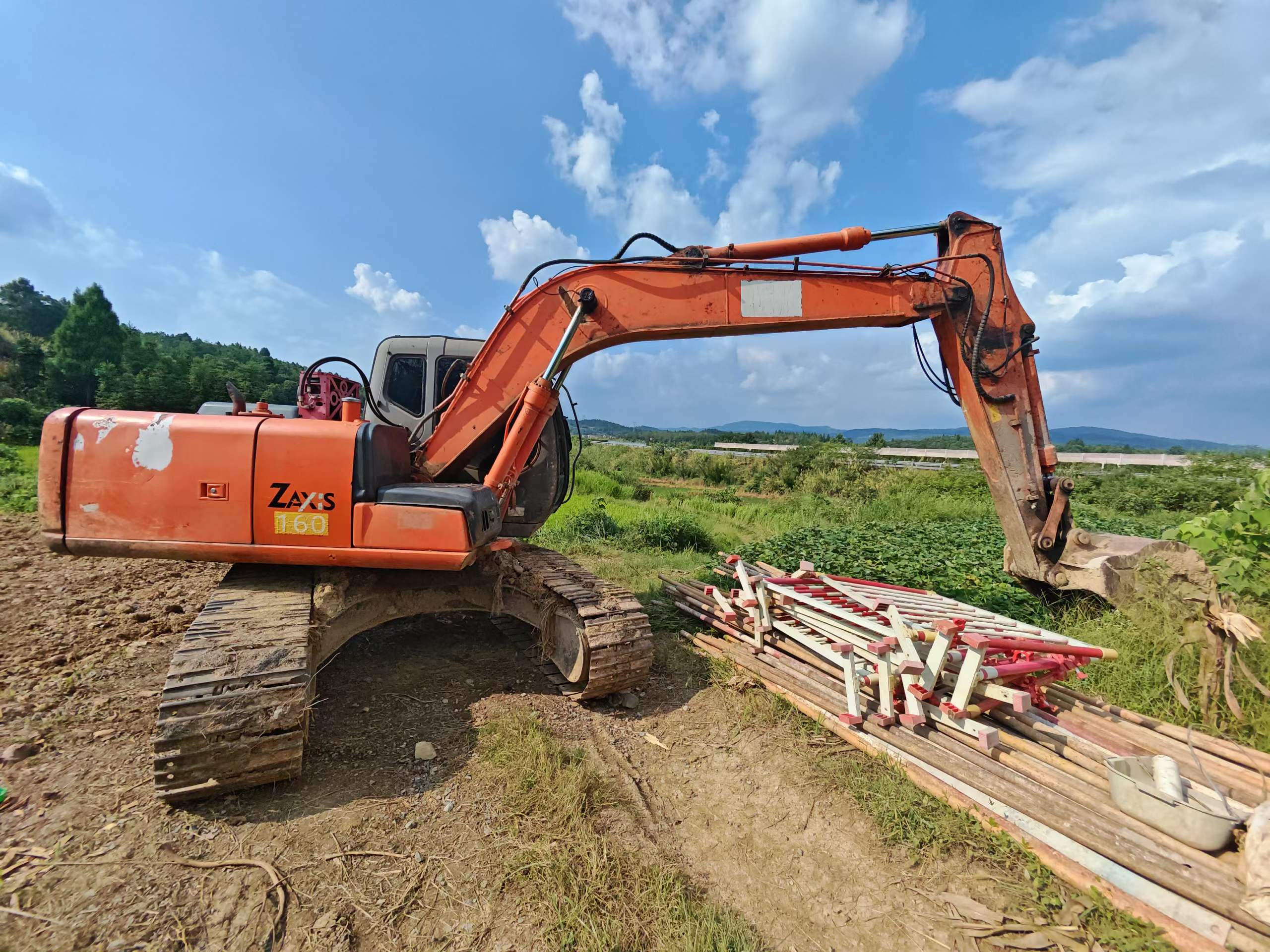Buy Hitachi EX130H-5 Used Excavator / 1