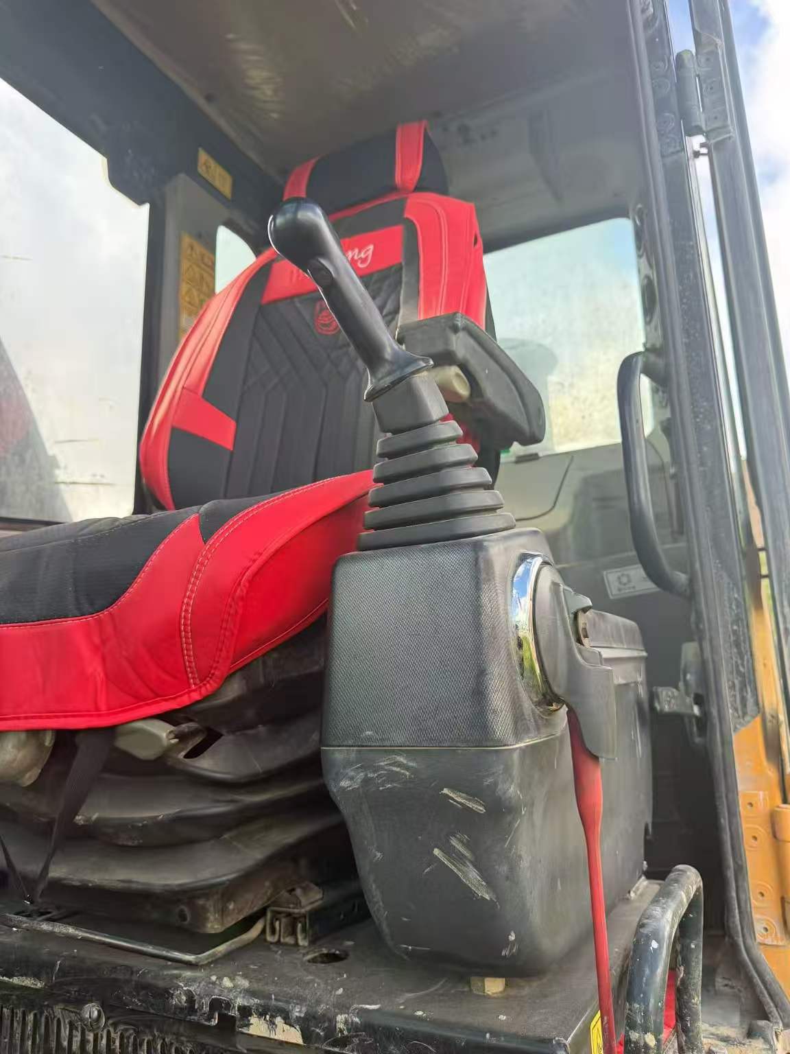 Buy Hyundai R215VS Used Excavator / 6