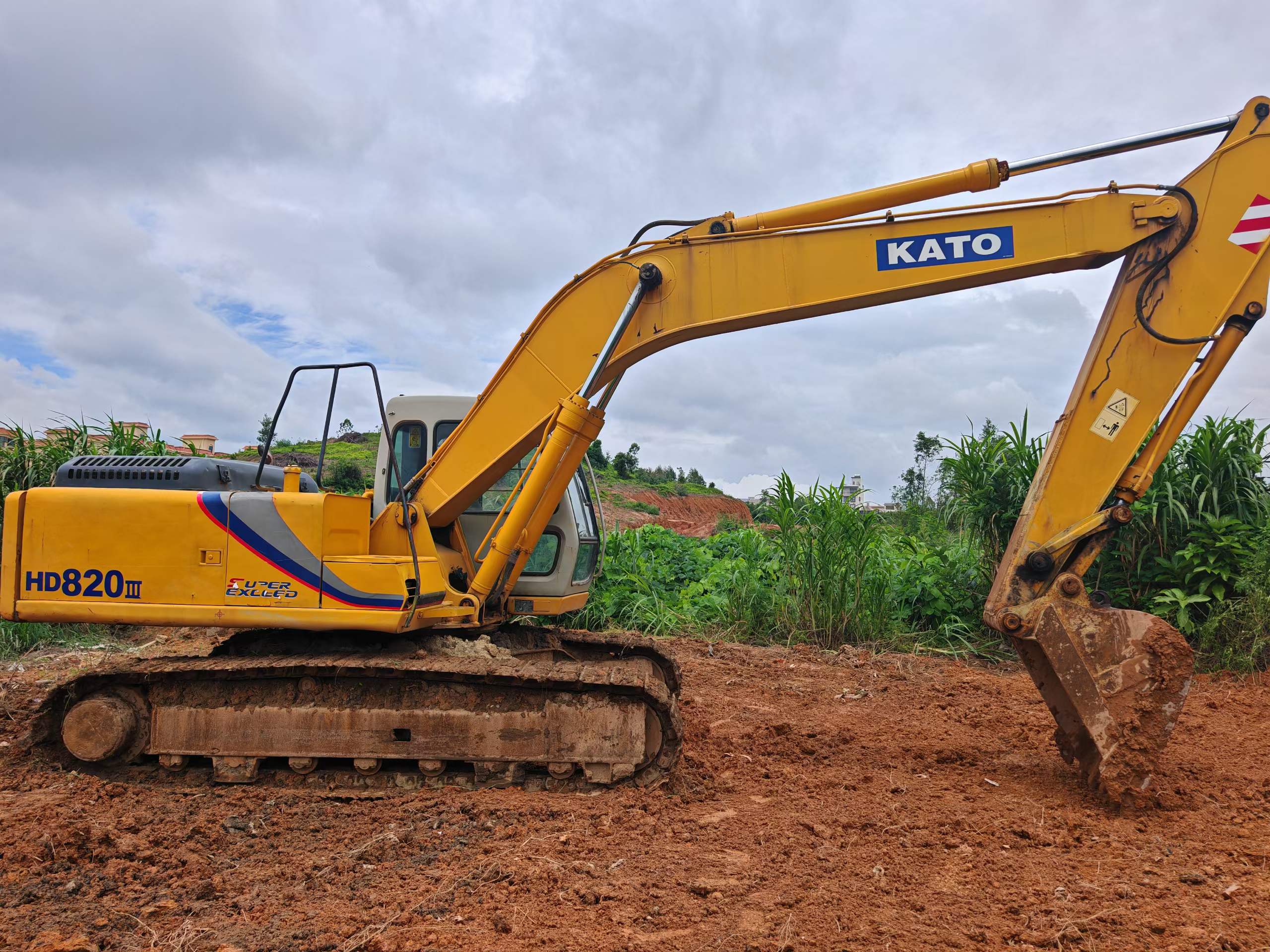 Buy Kato 820-3SP Used Excavator / 2