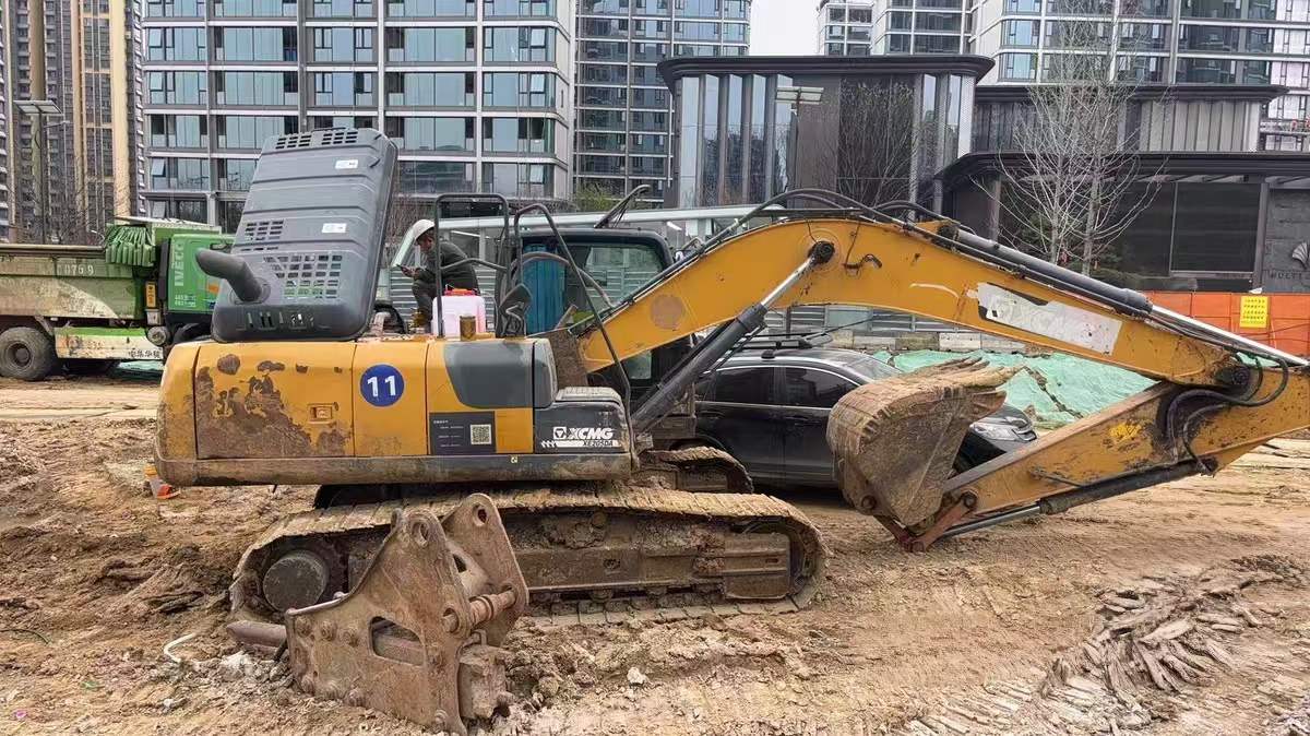Buy XCMG XE205DA Used Excavator / 2 Buy XCMG XE205DA Used Excavator / 2