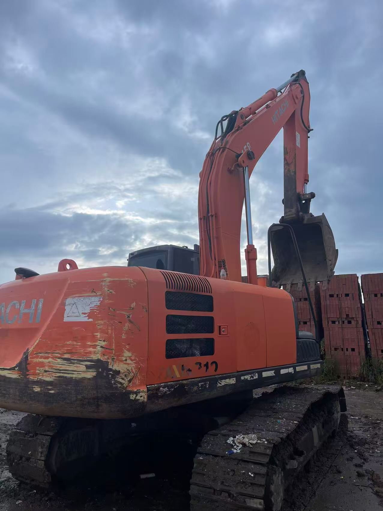 Buy Hitachi ZX200-5G Used Excavator / 3
