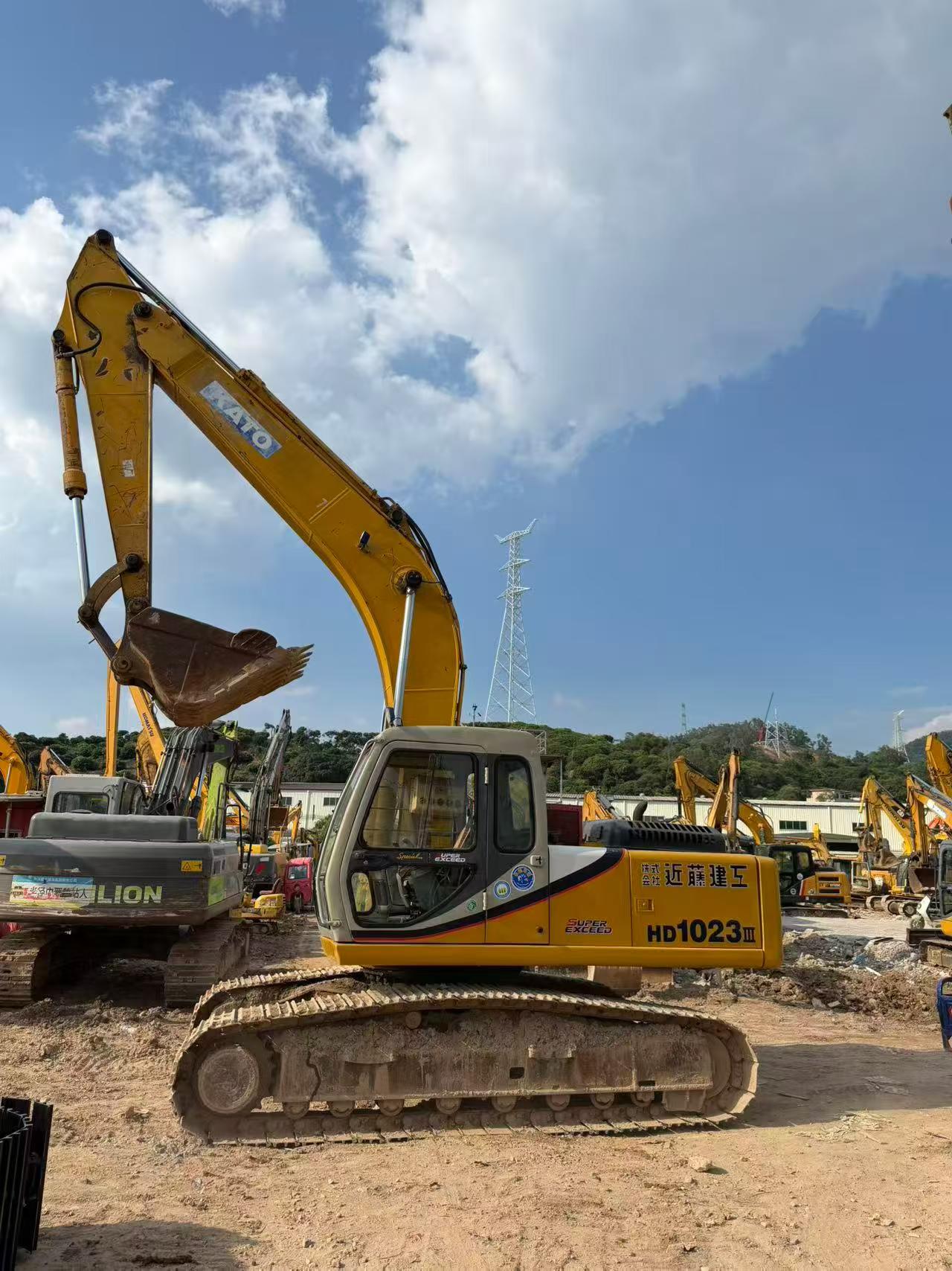 Buy Kato HD1023-LC Used Excavator / 1
