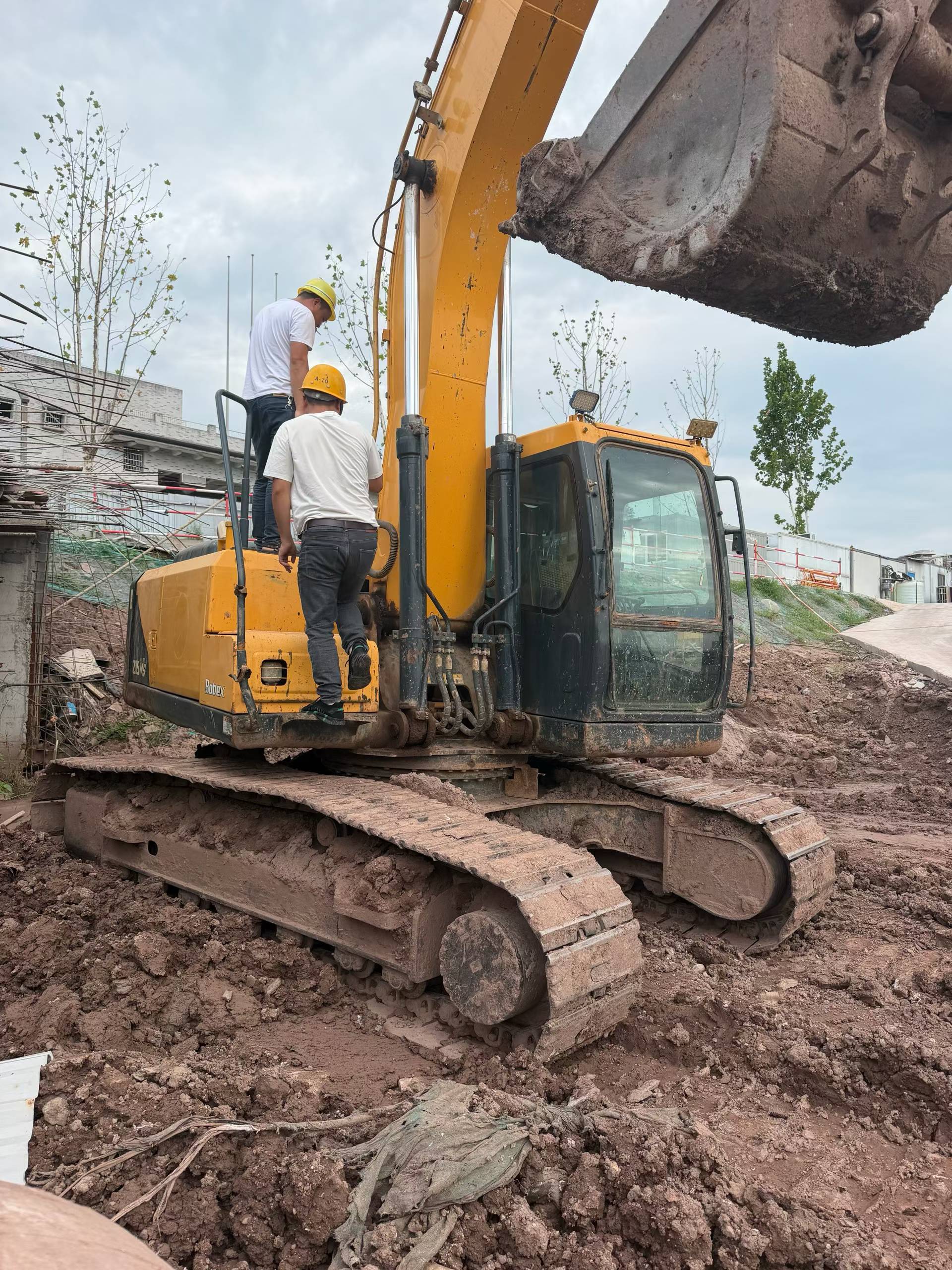 Buy Hyundai R215-7 Used Excavator / 6