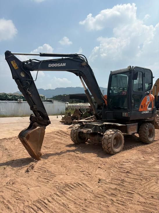 Buy Doosan DH60 Used Excavator / 1