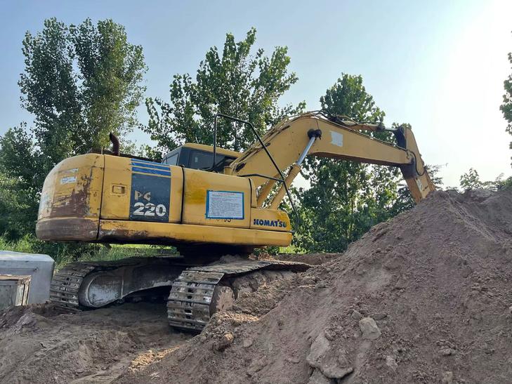 Buy Komatsu PC200-7 Used Excavator / 1