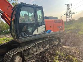 Buy Hitachi ZH200-5A Used Excavator / 2 Buy Hitachi ZH200-5A Used Excavator / 2