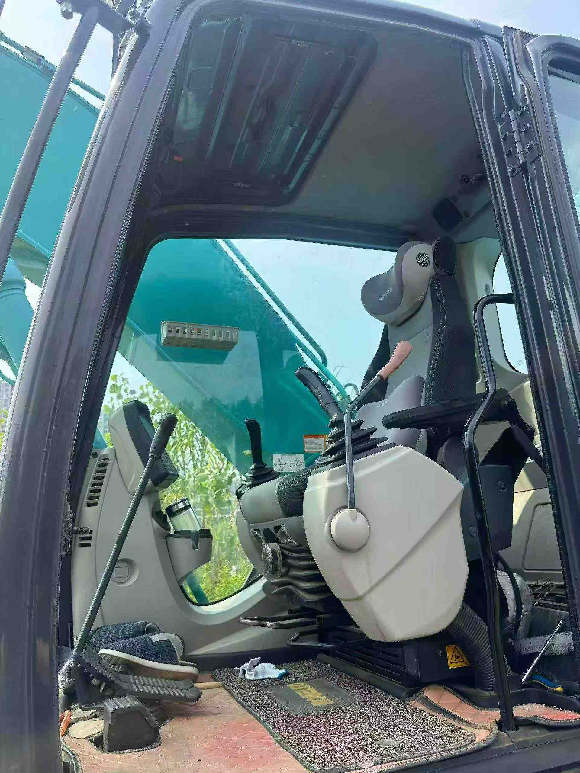 Buy Kobelco SK200-10 Used Excavator / 2 Buy Kobelco SK200-10 Used Excavator / 2