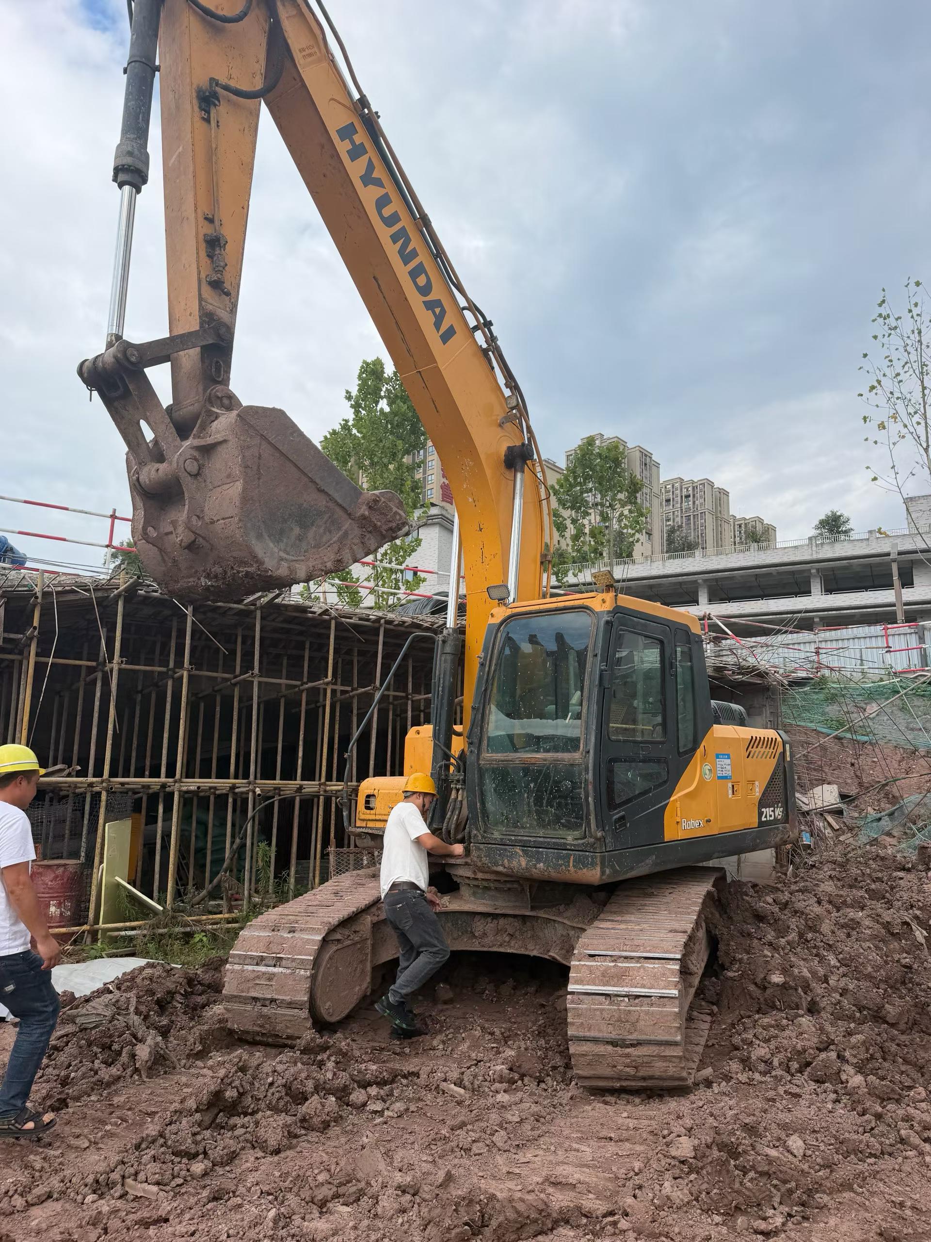 Buy Hyundai R215-7 Used Excavator / 2