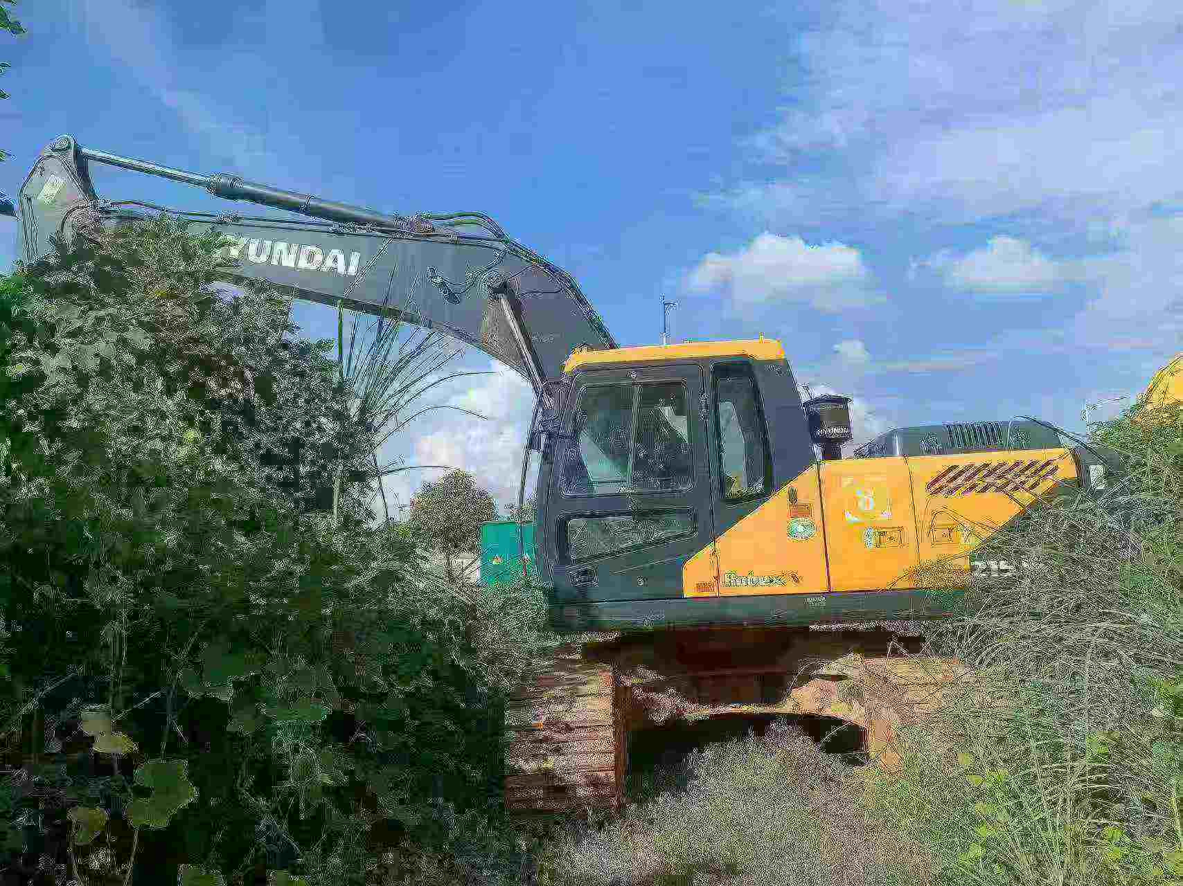 Buy Hyundai R215VS Used Excavator / 3