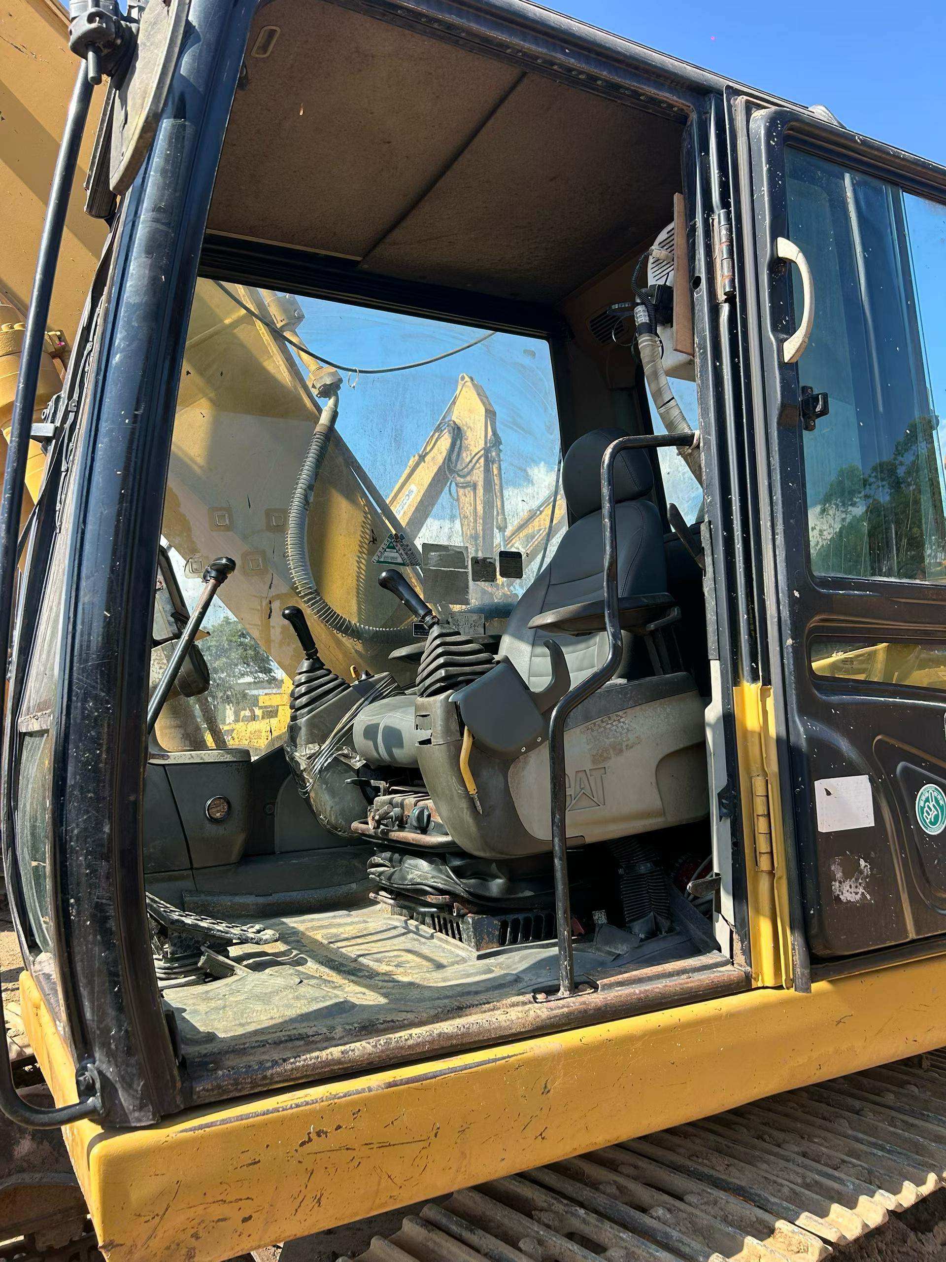 Buy Caterpillar 320D Used Excavator / 4
