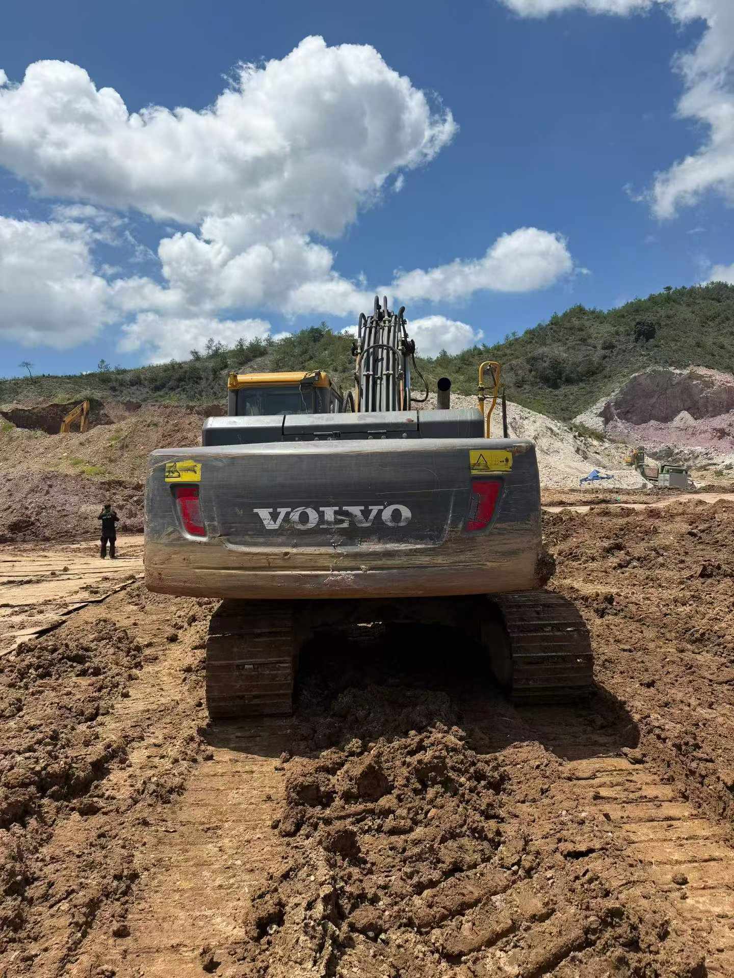 Buy Volvo EC200 Used Excavator / 2