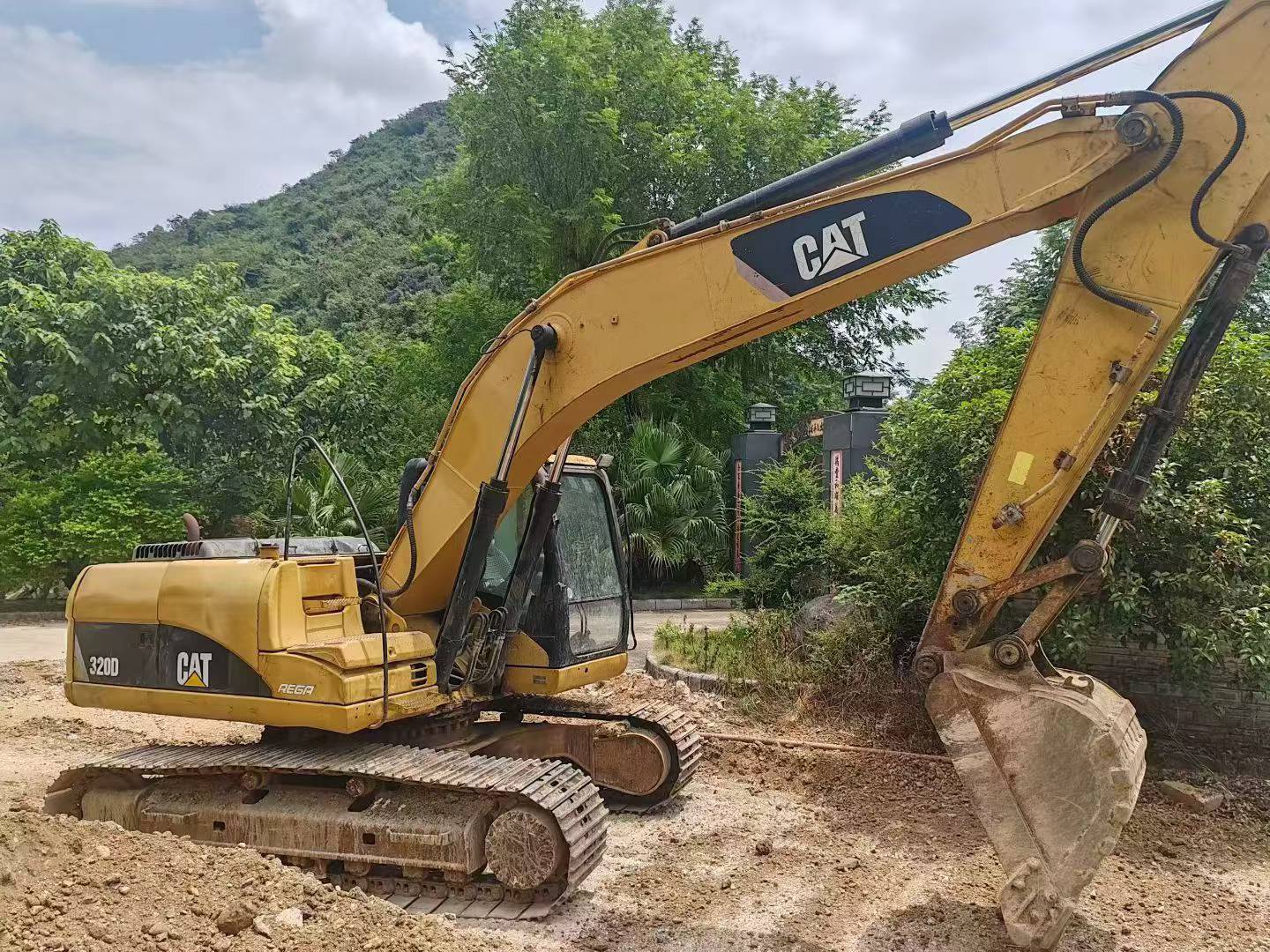 Buy Caterpillar 320D Used Excavator / 8