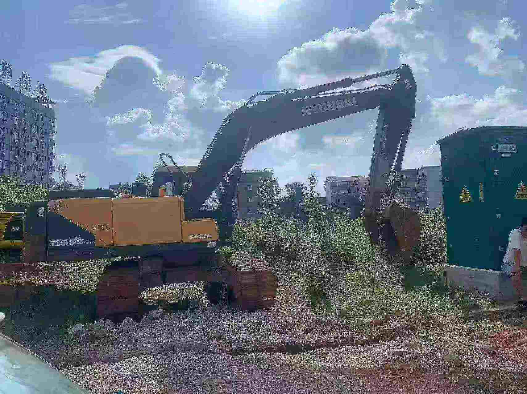 Buy Hyundai R215VS Used Excavator / 2