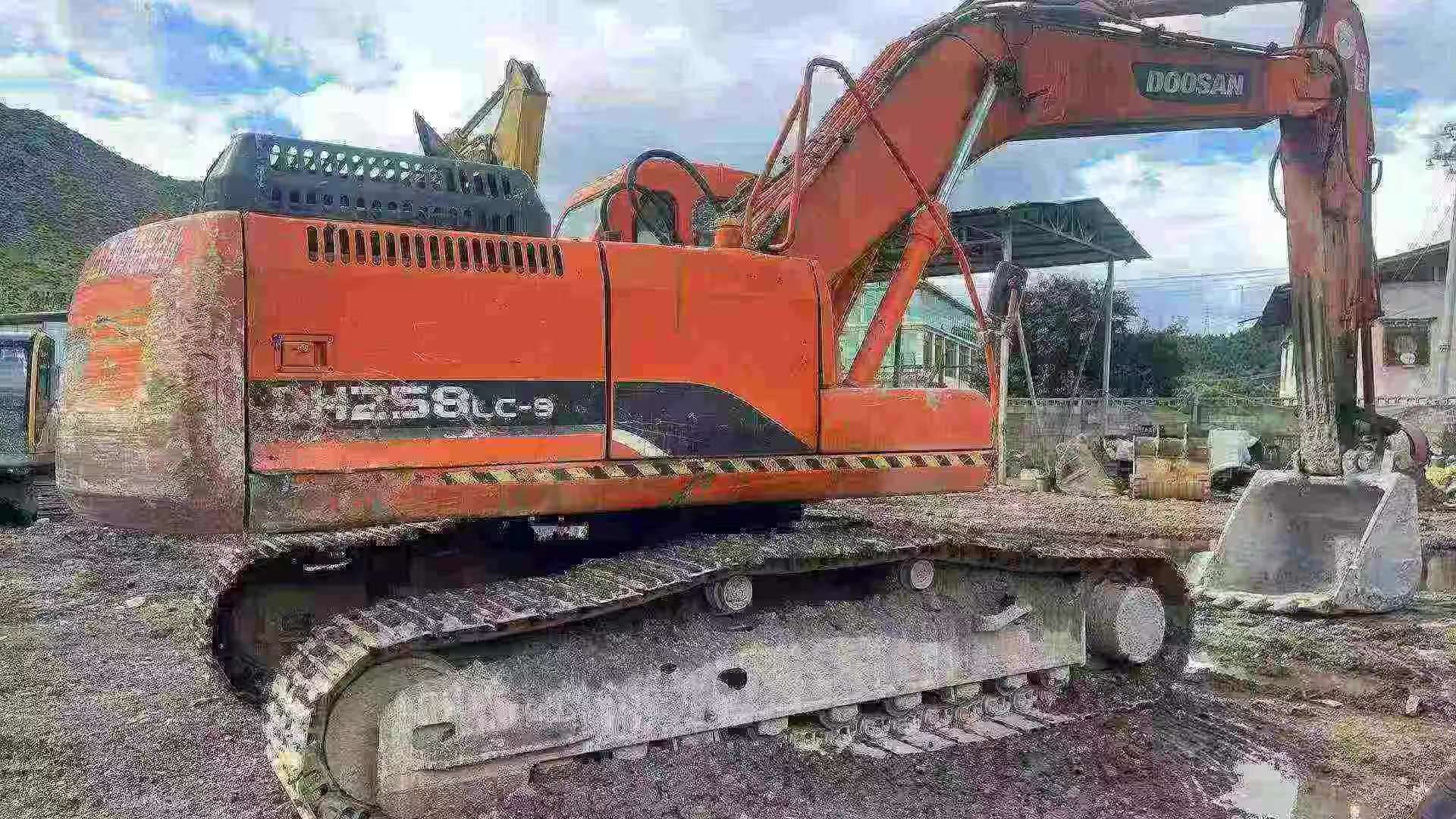 Buy Doosan DH225-9 Used Excavator / 2