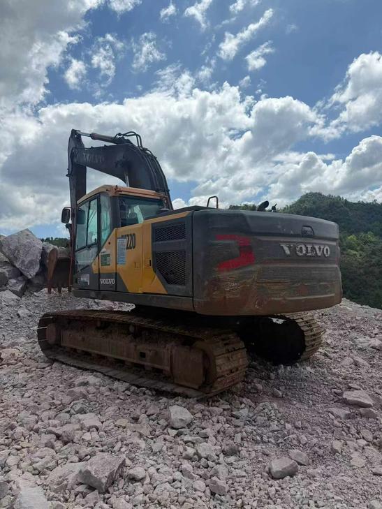 Buy Volvo EC200 Used Excavator / 1