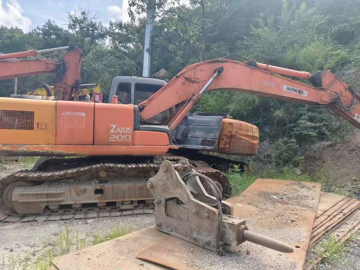 Buy Hitachi ZX200-6 Used Excavator / 1