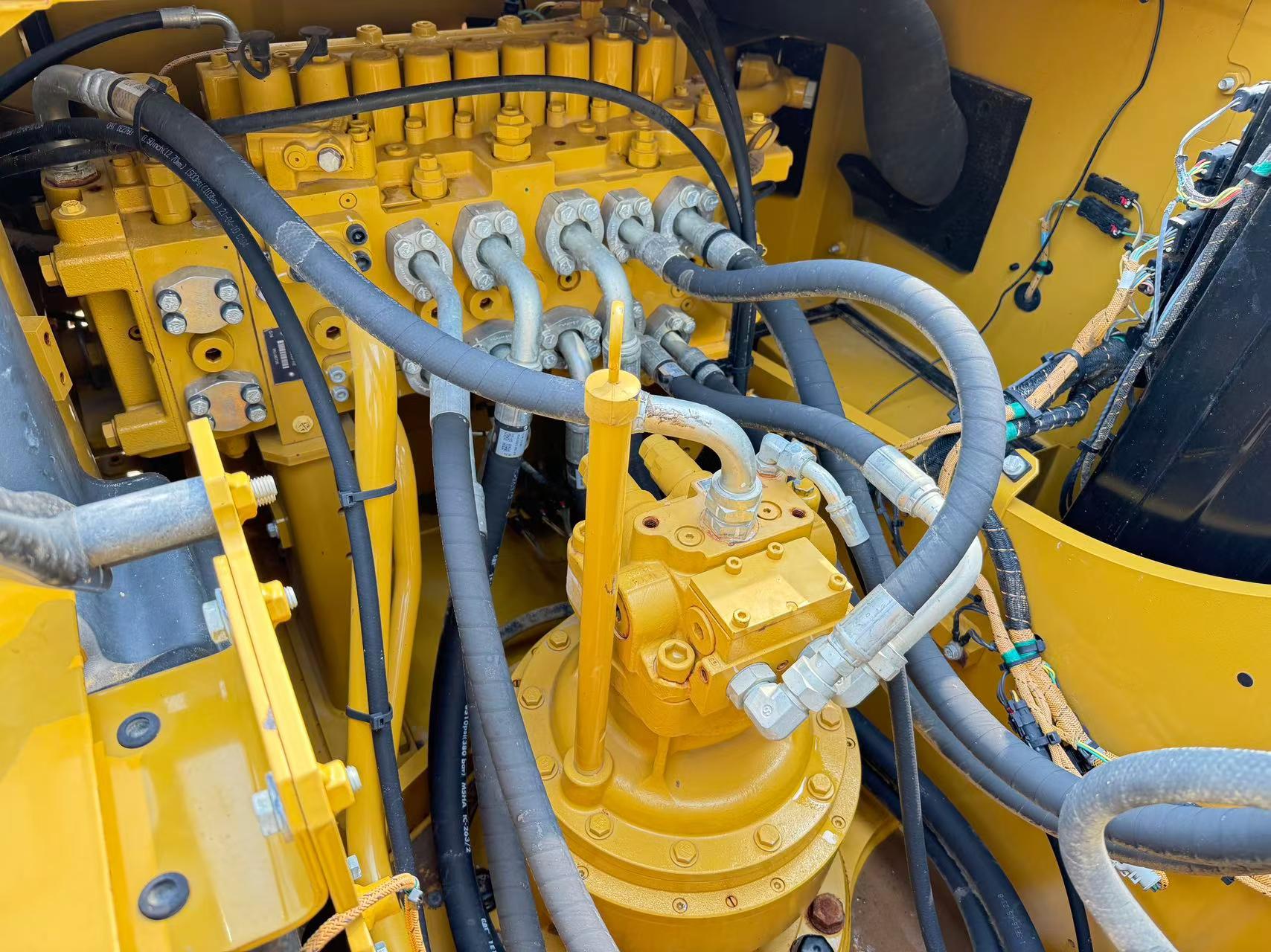 Buy Caterpillar 323 Used Excavator / 4