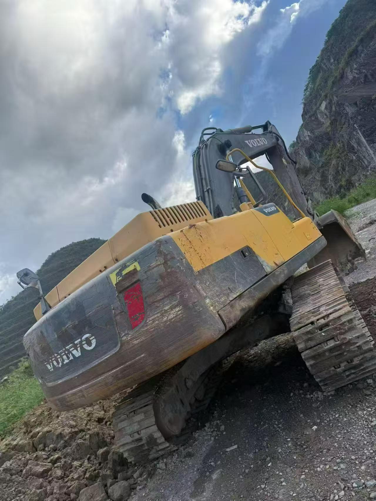 Buy Volvo L250G Used Excavator / 3