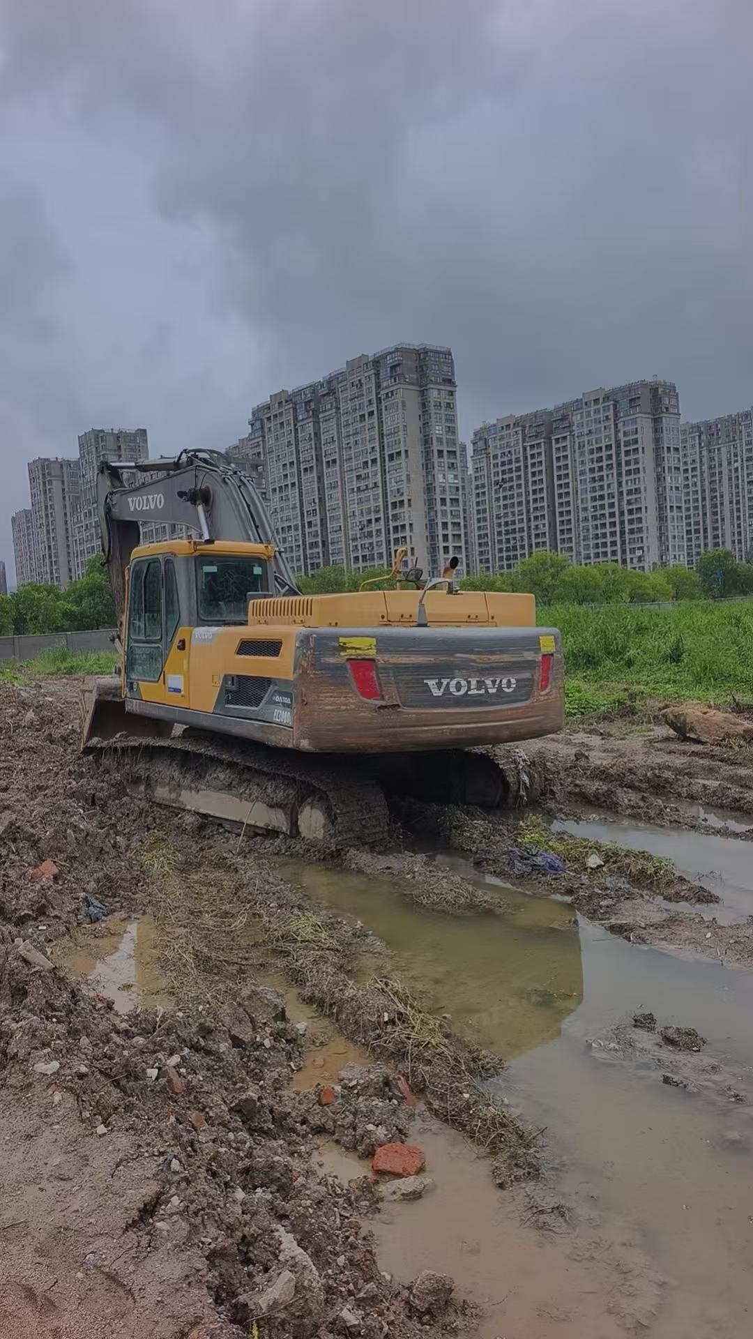 Buy Volvo L250G Used Excavator / 2
