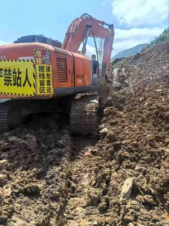 Buy Hitachi EX200-3 Used Excavator / 1