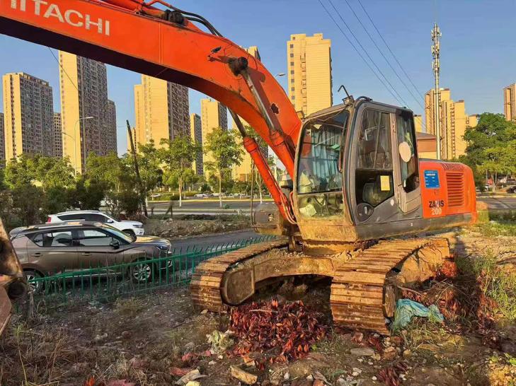 Buy Hitachi EX200-3 Used Excavator / 1