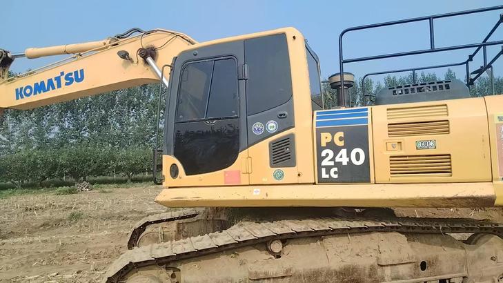 Buy Komatsu PC240-6 Used Excavator / 1