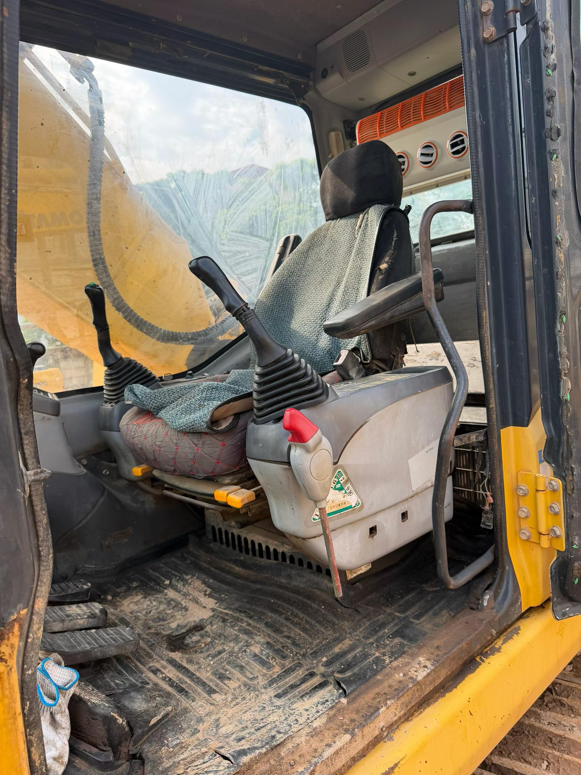Buy Komatsu PC200-7 Used Excavator / 9