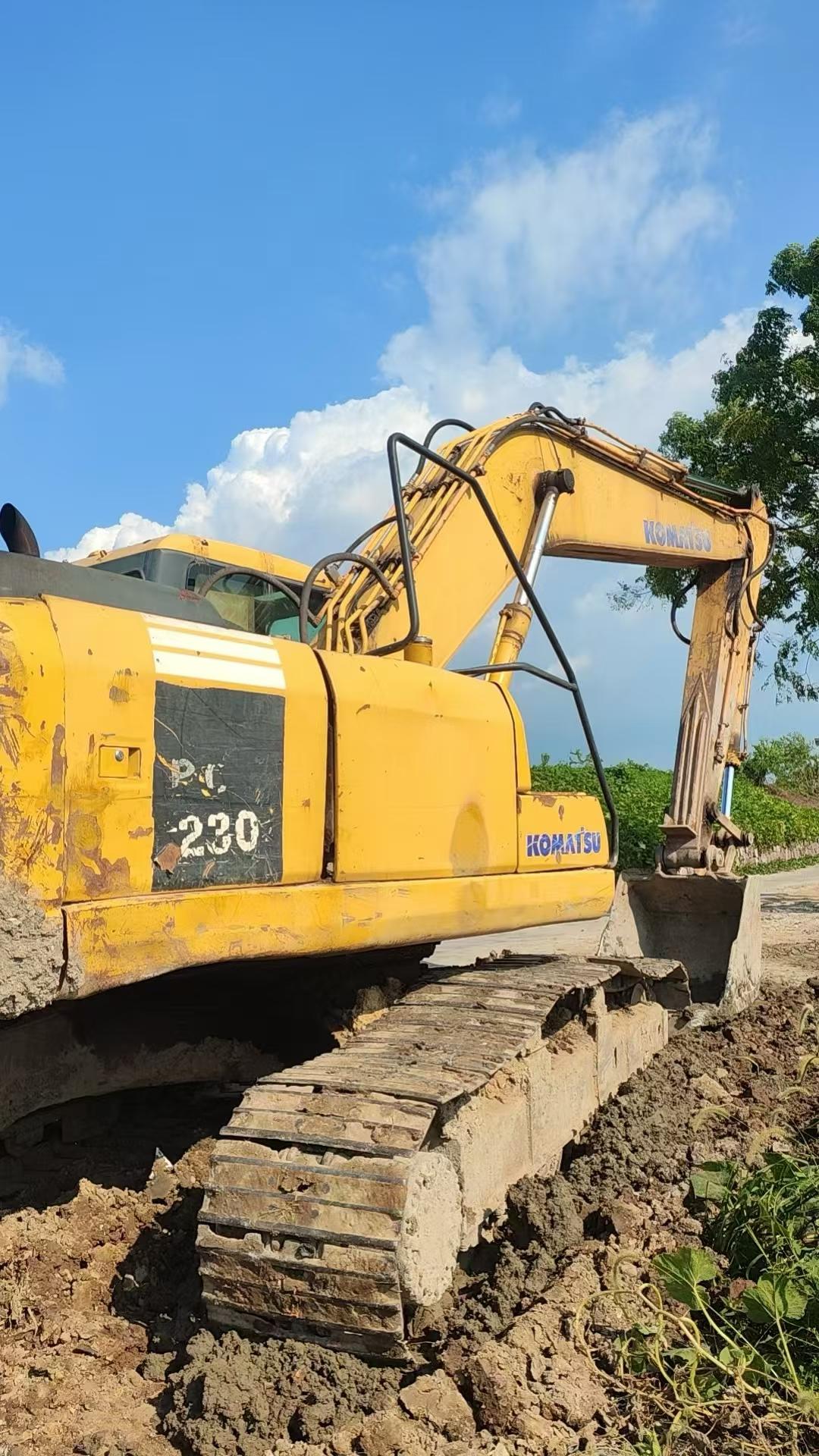 Buy Komatsu PC200-7 Used Excavator / 4