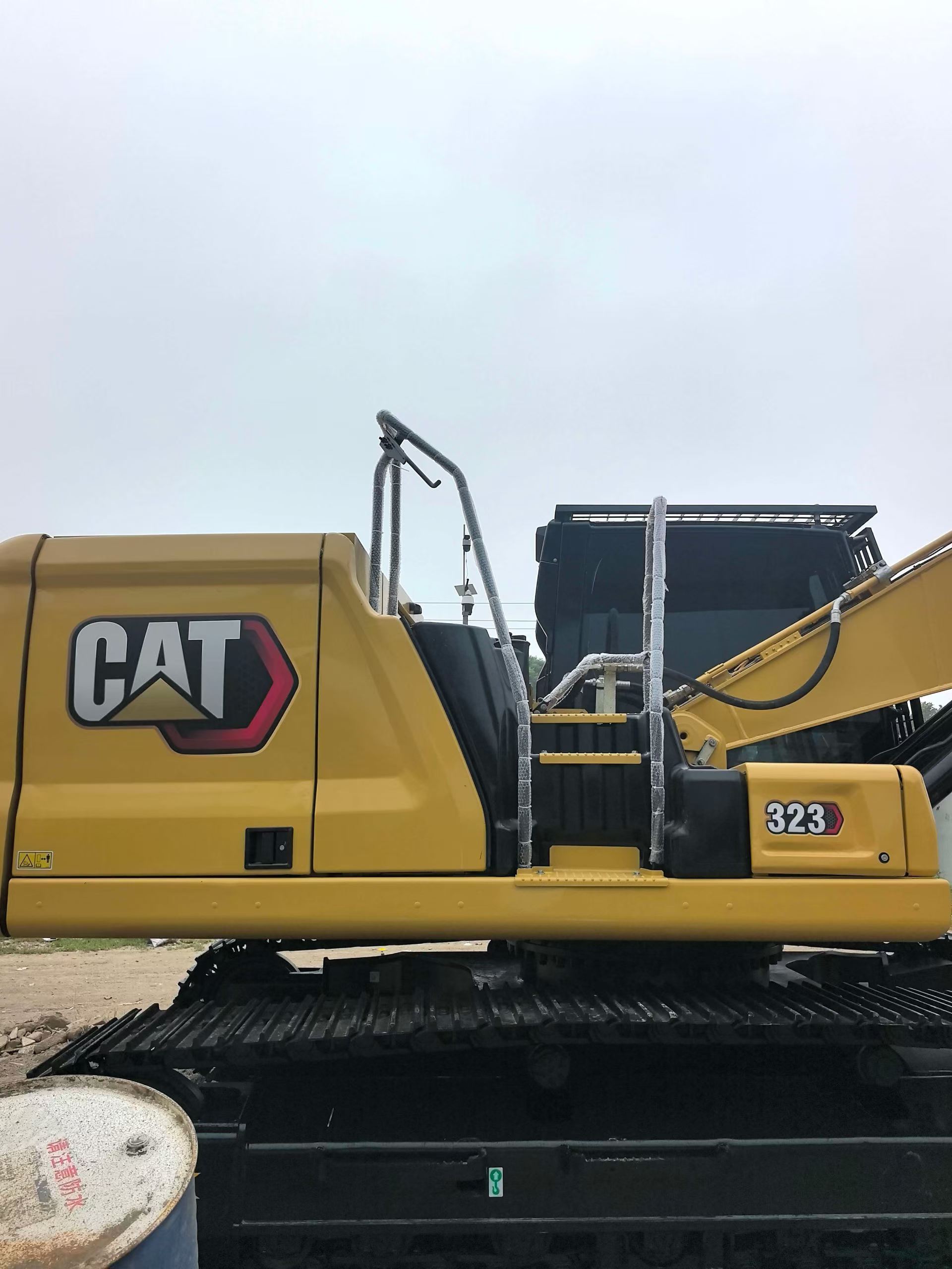 Buy Caterpillar 323 Used Excavator / 2 Buy Caterpillar 323 Used Excavator / 2