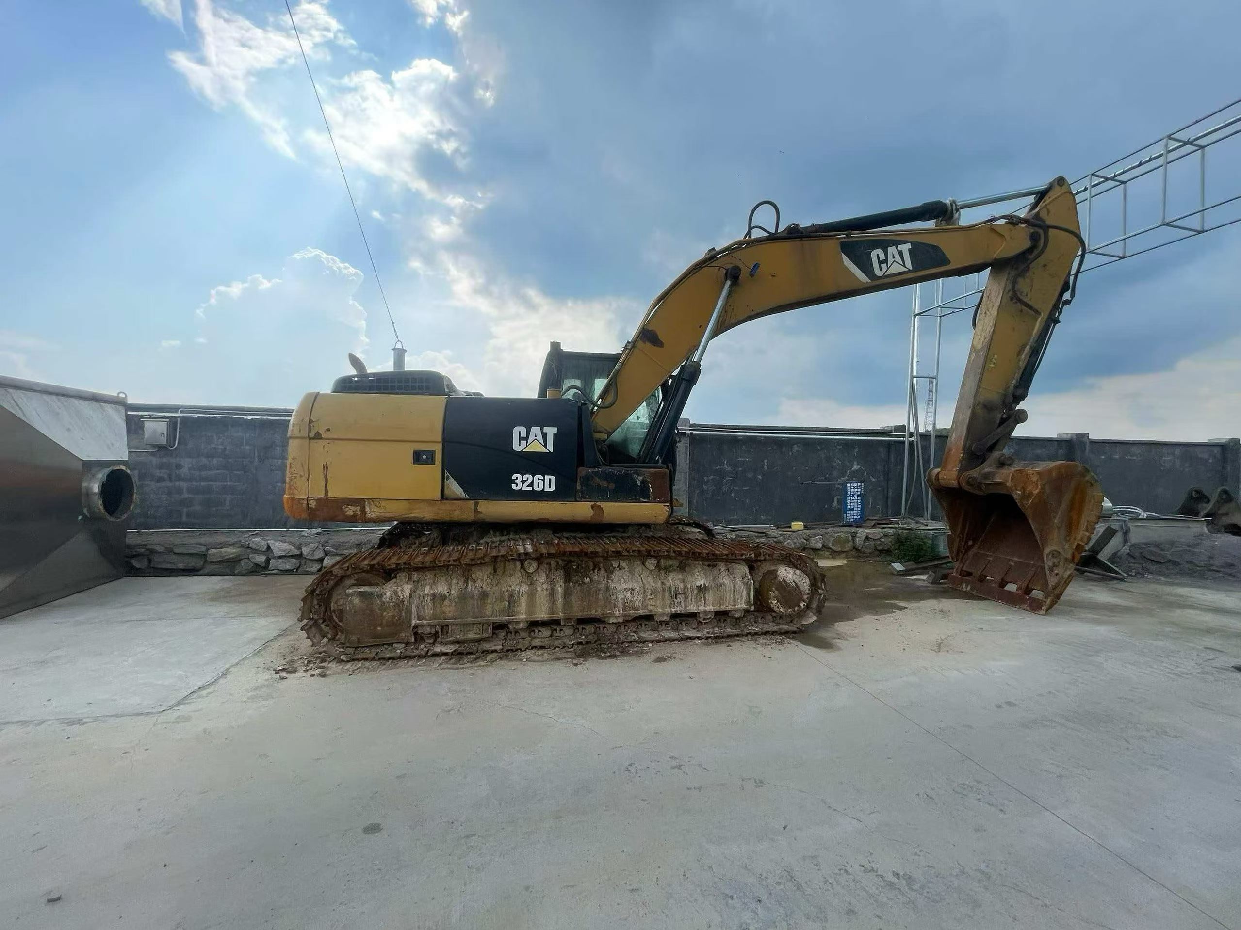 Compre Escavadeira Caterpillar 323 Usada / 5