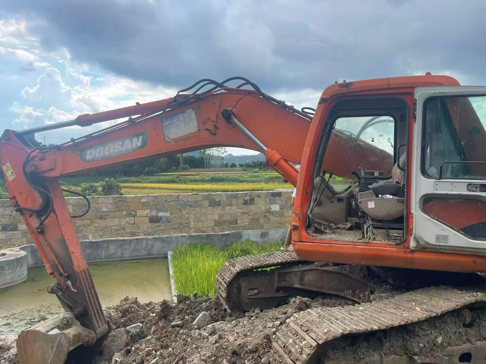 Buy Doosan S225 Used Excavator / 3