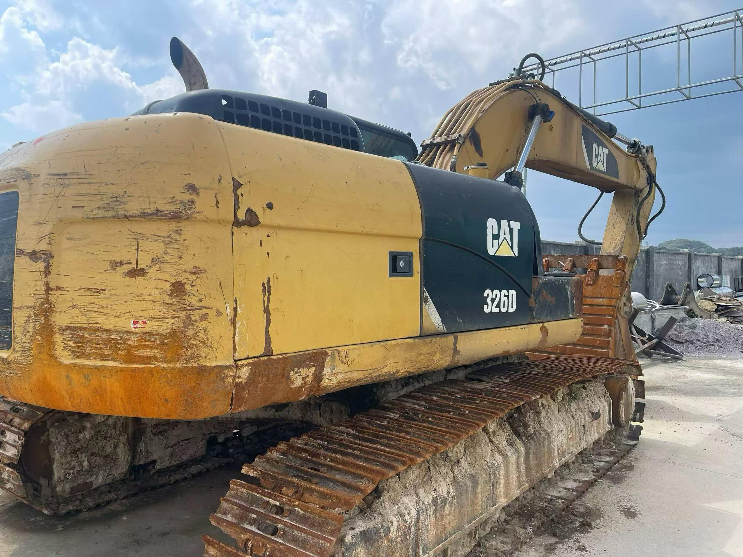 Compre Escavadeira Caterpillar 323 Usada / 2