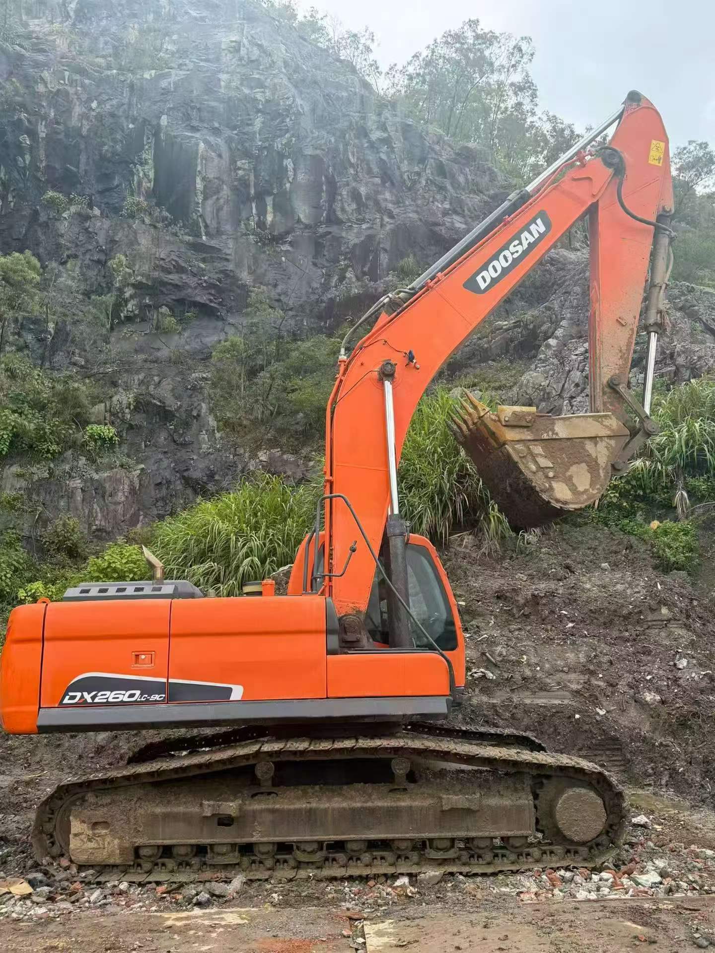 Compre Escavadeira Doosan DX260LC Usada / 9