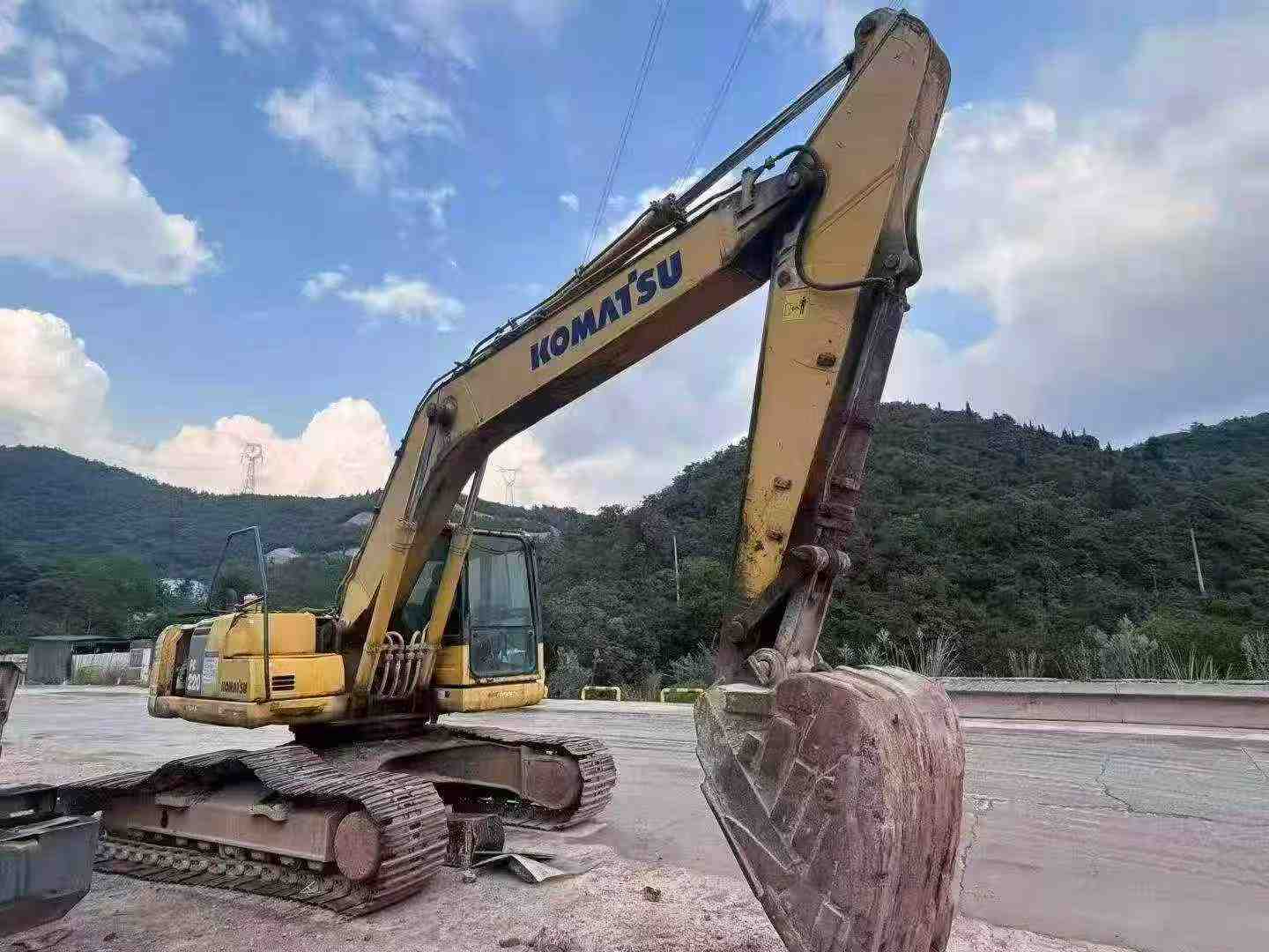 Buy Komatsu PC220-8 Used Excavator / 2