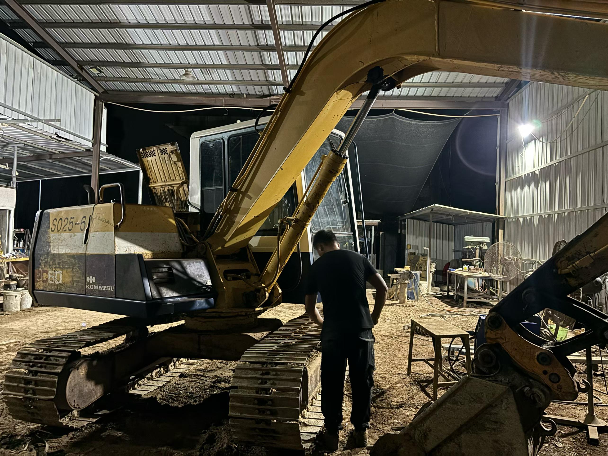 Buy Komatsu PC60-6 Used Excavator / 4 Buy Komatsu PC60-6 Used Excavator / 4