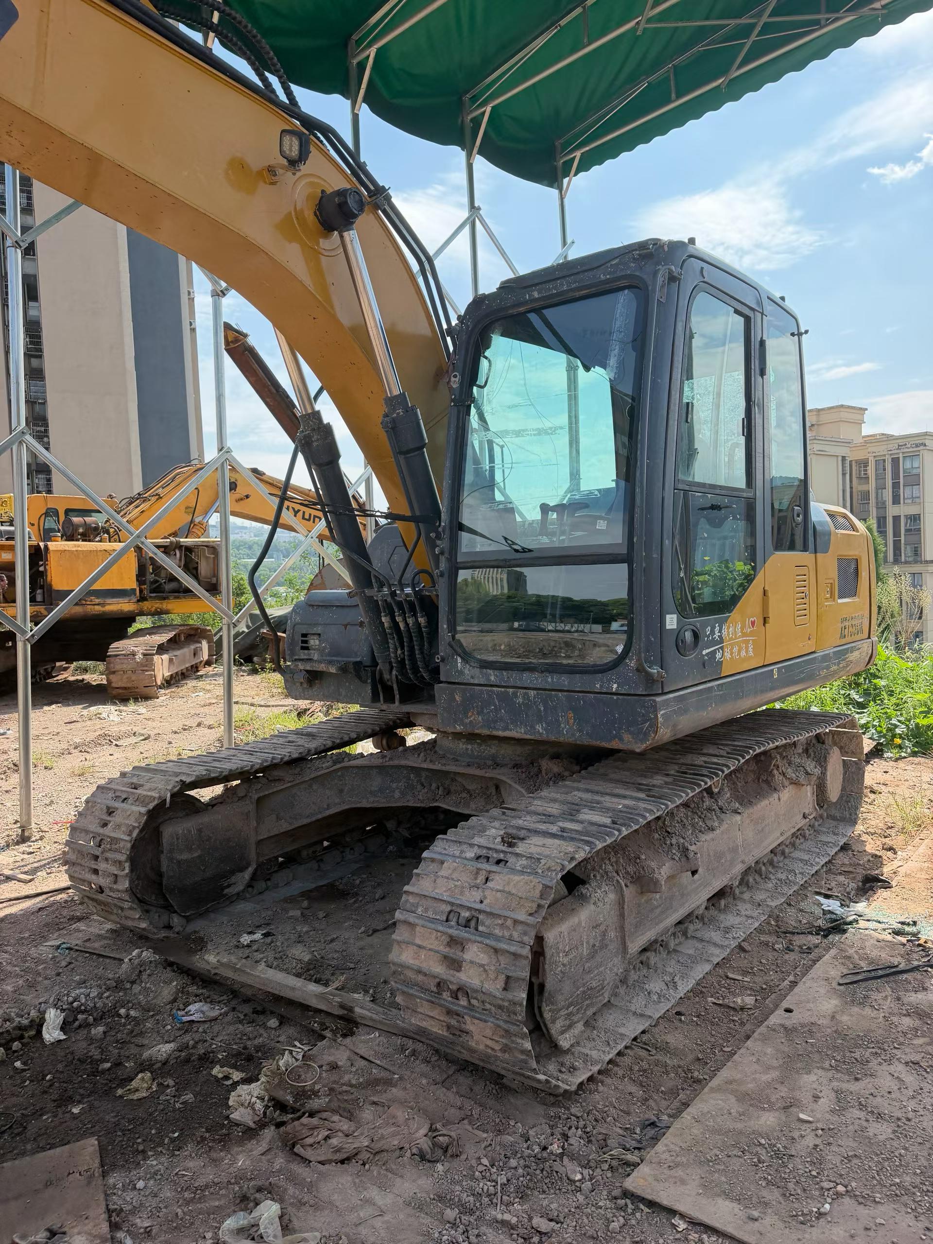 Buy XCMG XE135B Used Excavator / 2