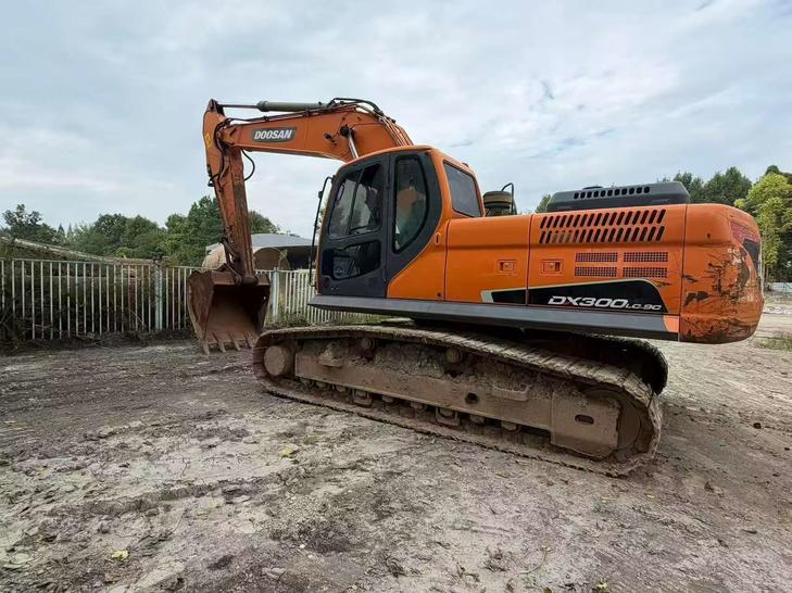 Buy Doosan DX260LC-9C Used Excavator / 1