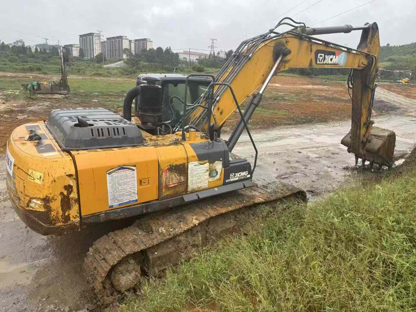 Buy XCMG XE270DK Used Excavator / 2 Buy XCMG XE270DK Used Excavator / 2
