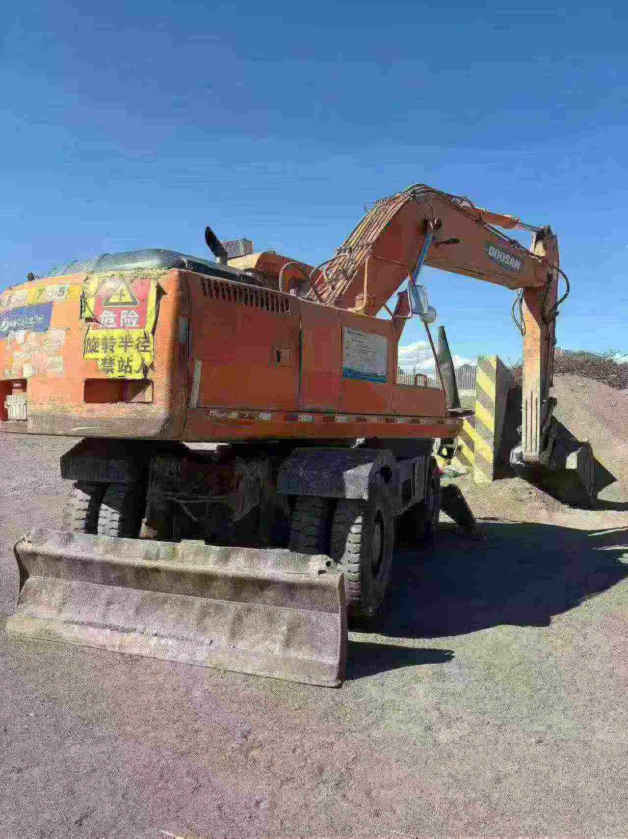 Buy Doosan DX210W Used Excavator / 1
