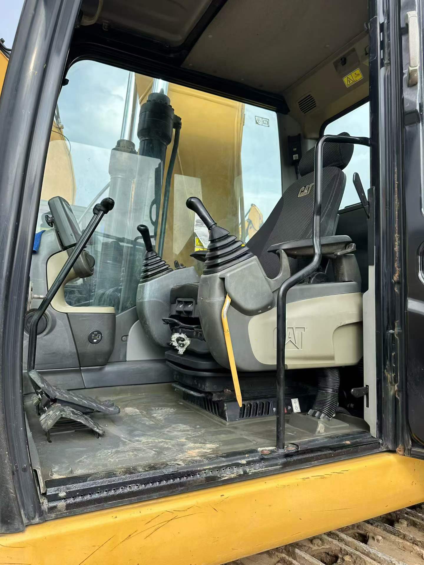 Buy Caterpillar 320D Used Excavator / 2