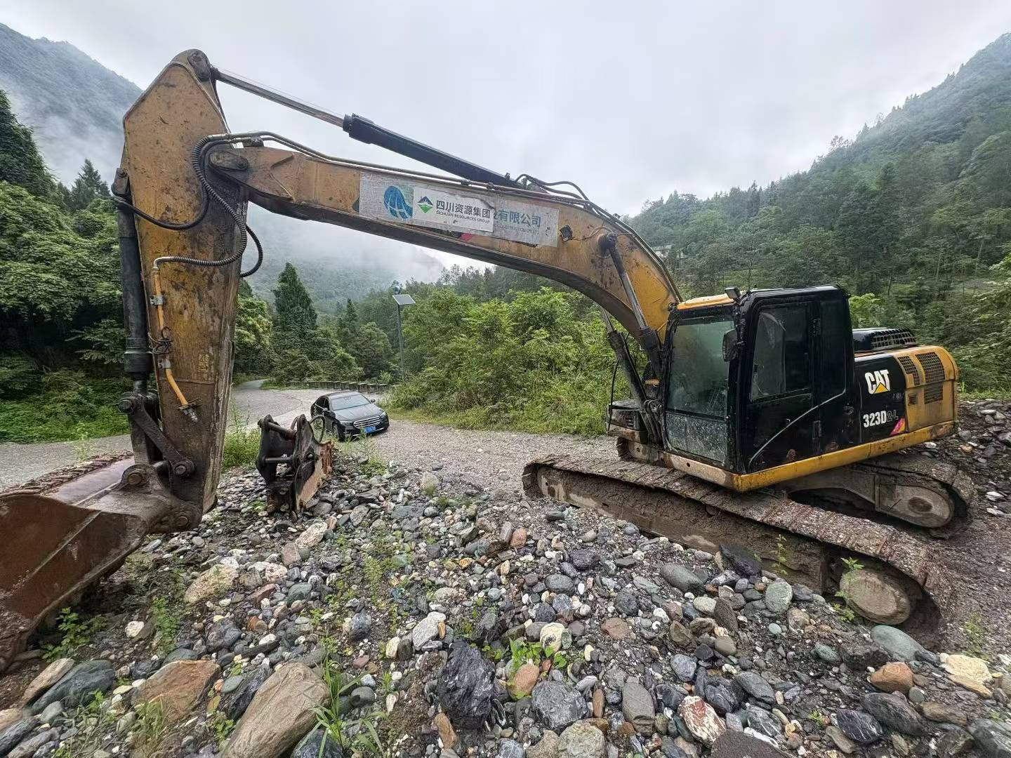 Buy Caterpillar 323D2L Used Excavator / 2 Buy Caterpillar 323D2L Used Excavator / 2