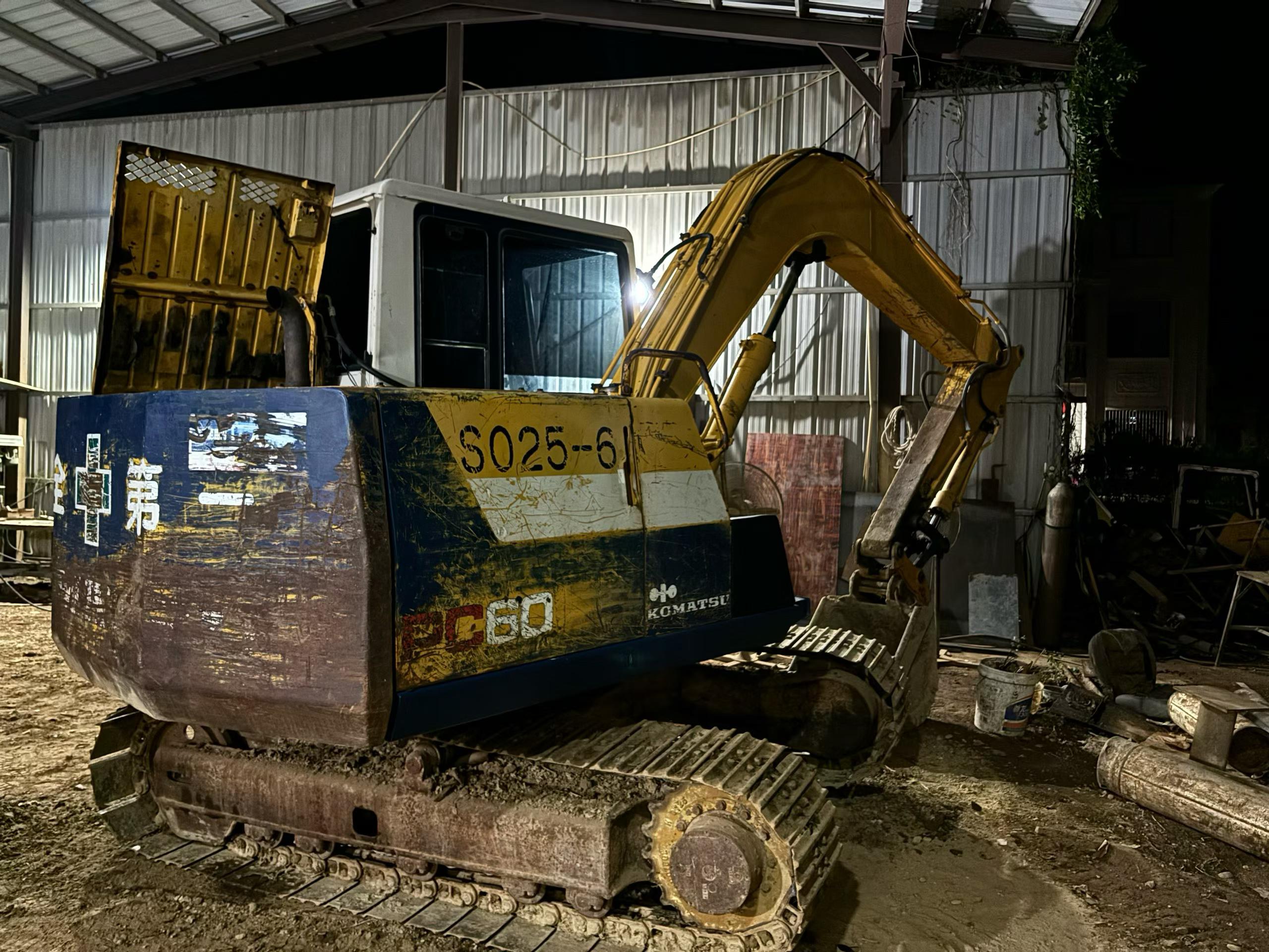 Buy Komatsu PC60-6 Used Excavator / 3 Buy Komatsu PC60-6 Used Excavator / 3