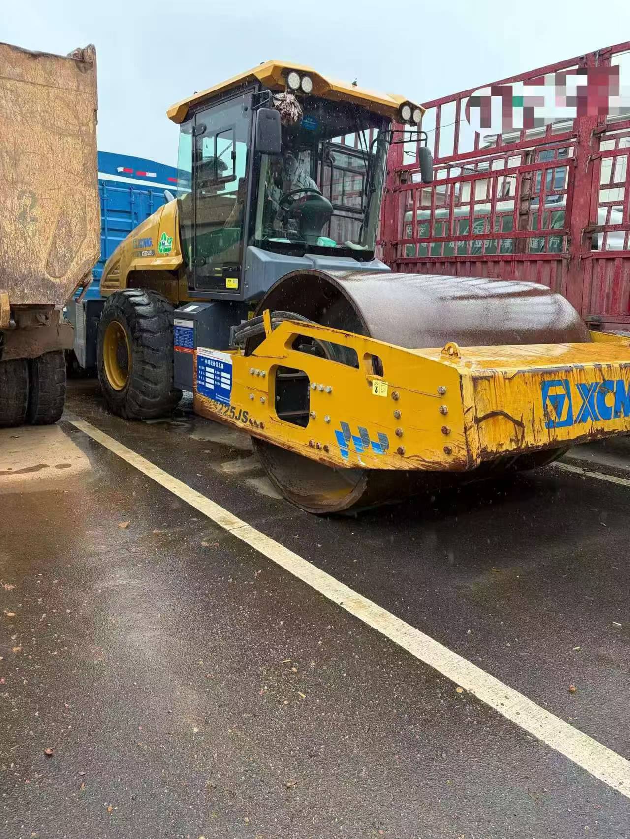 Buy XCMG XE225DK Used Excavator / 2 Buy XCMG XE225DK Used Excavator / 2