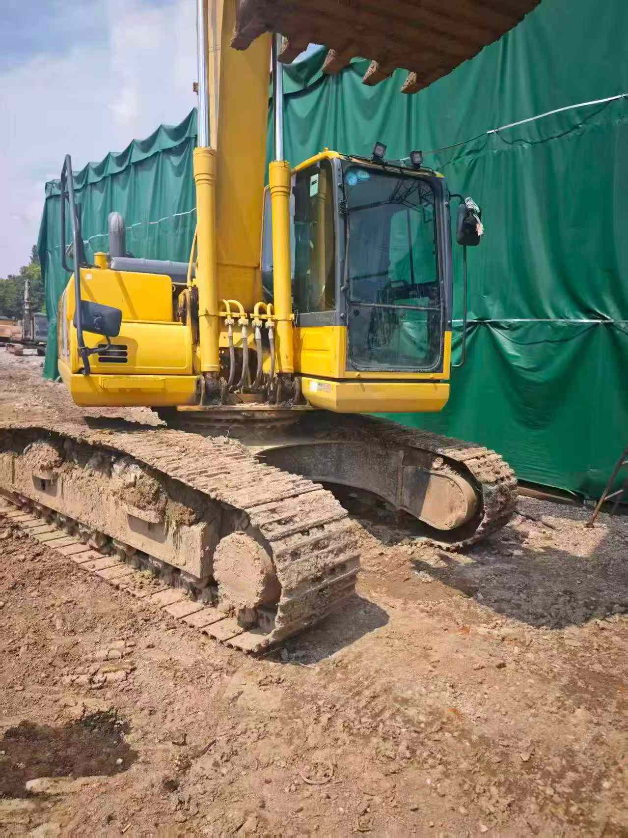 Buy Komatsu PC200-1 Used Excavator / 2