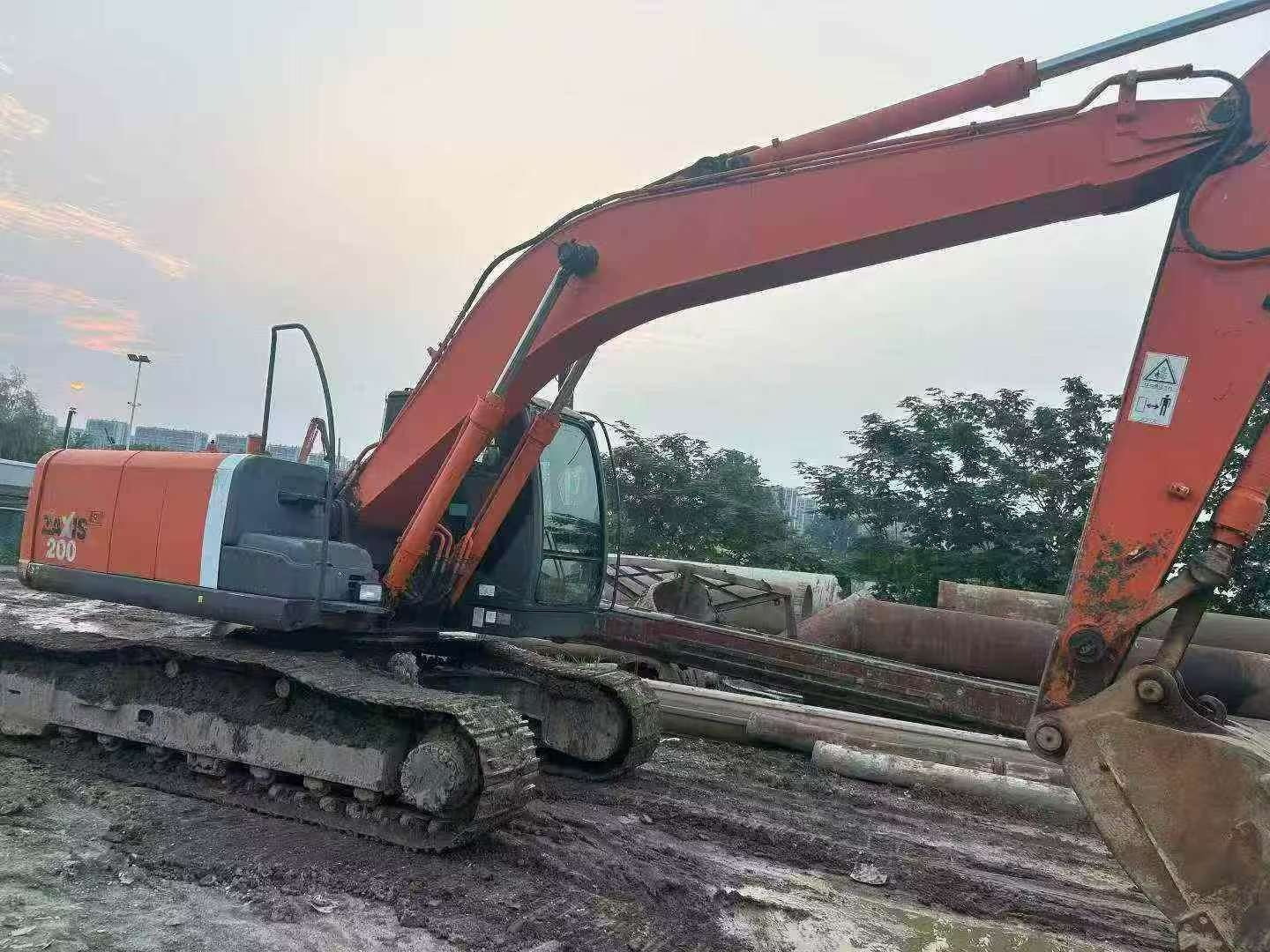 Buy Hitachi EX200-3 Used Excavator / 4 Buy Hitachi EX200-3 Used Excavator / 4