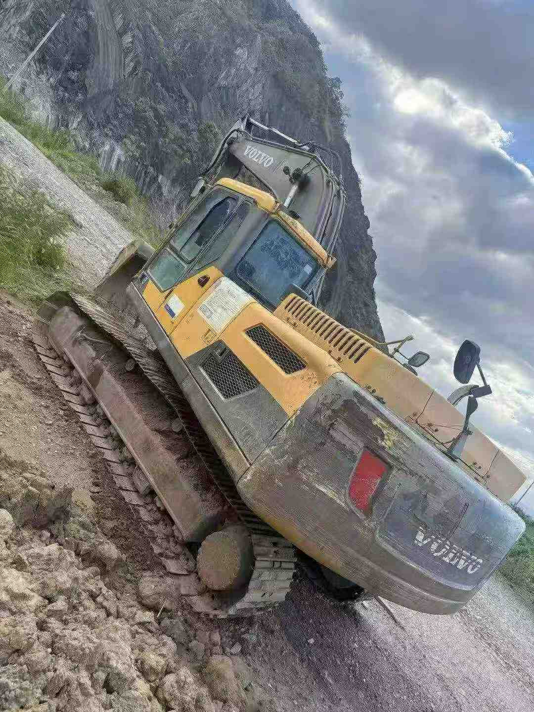 Buy Volvo L250G Used Excavator / 3