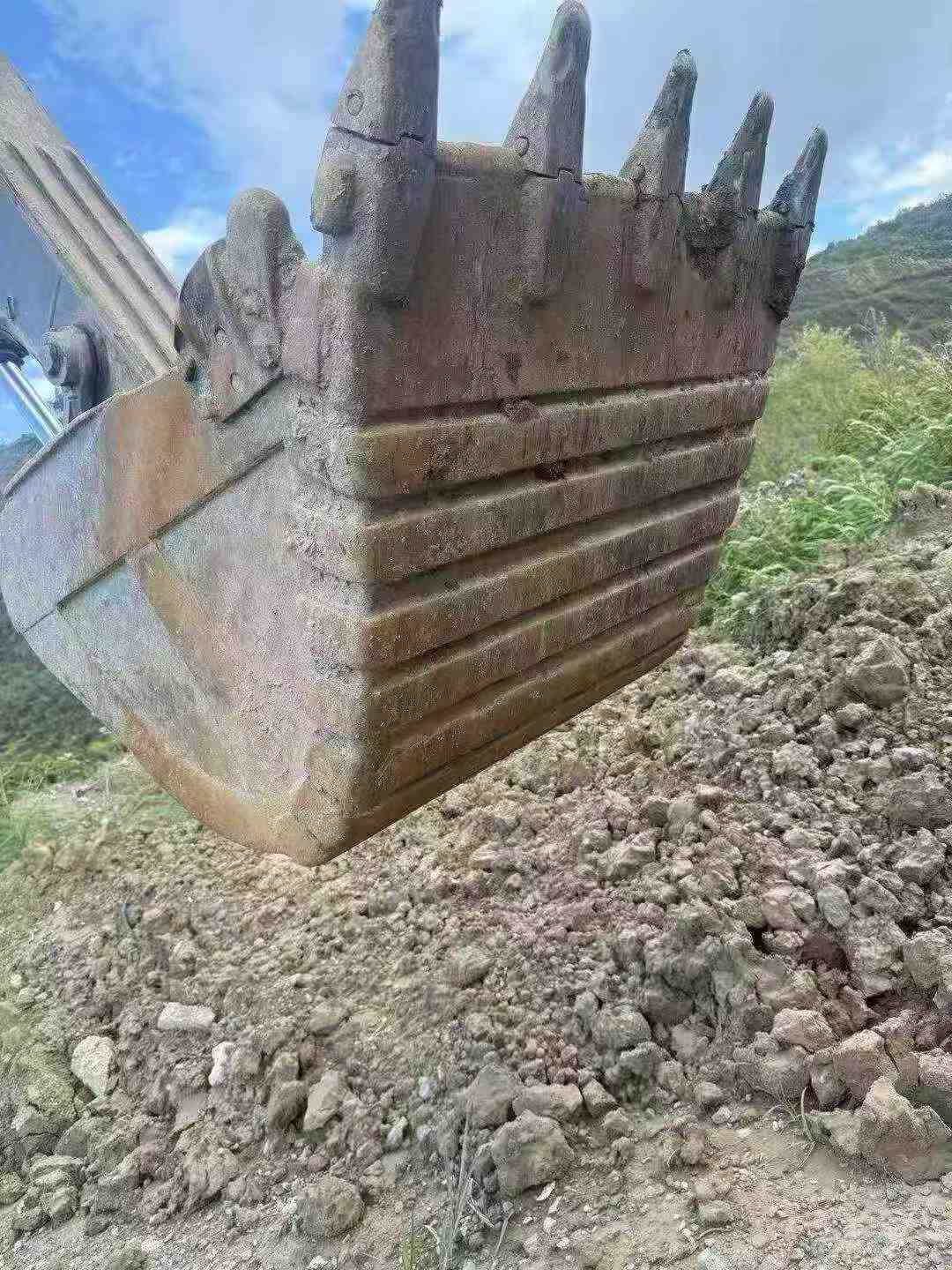 Buy Volvo L250G Used Excavator / 9