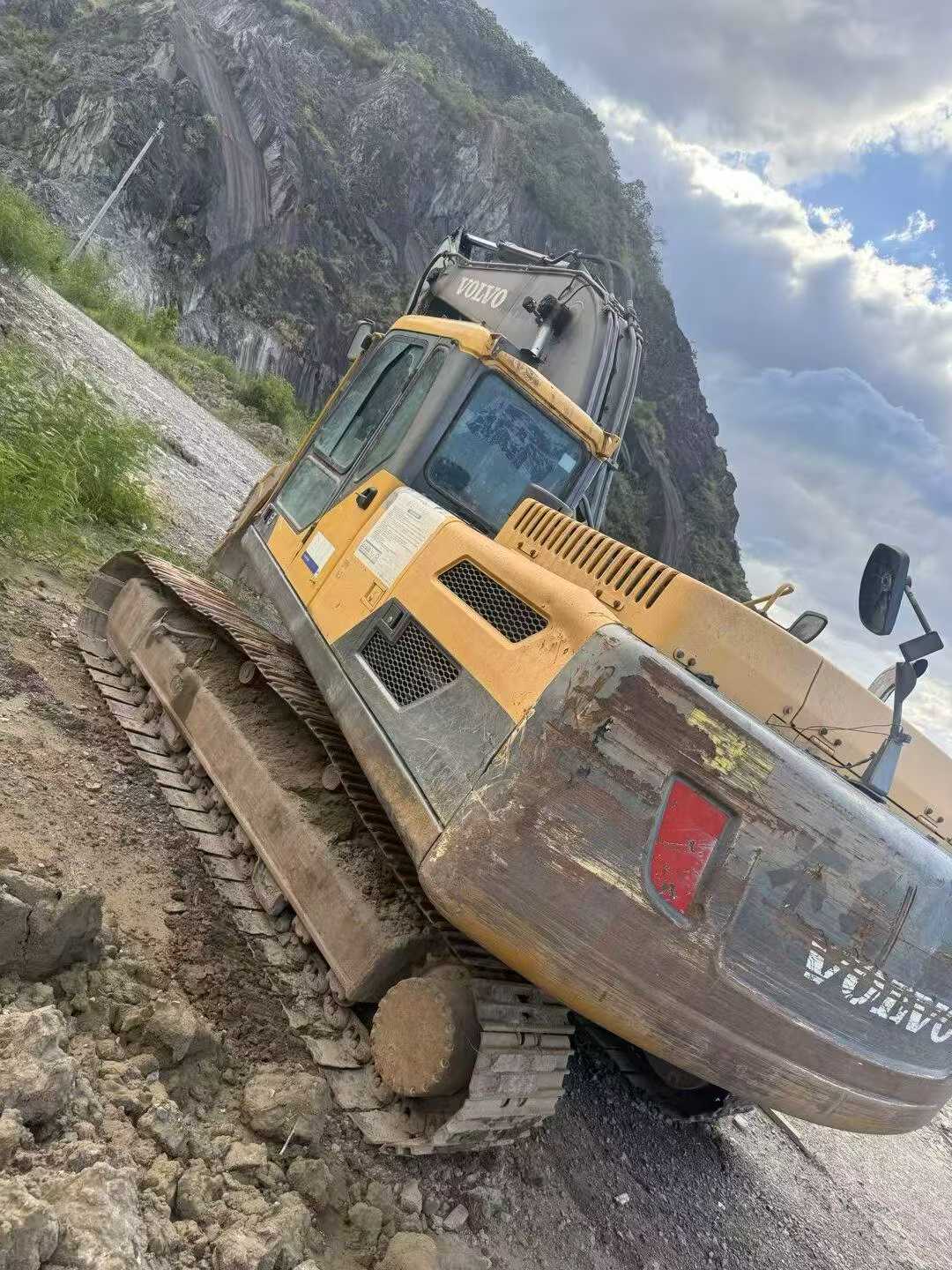 Buy Volvo L250G Used Excavator / 1