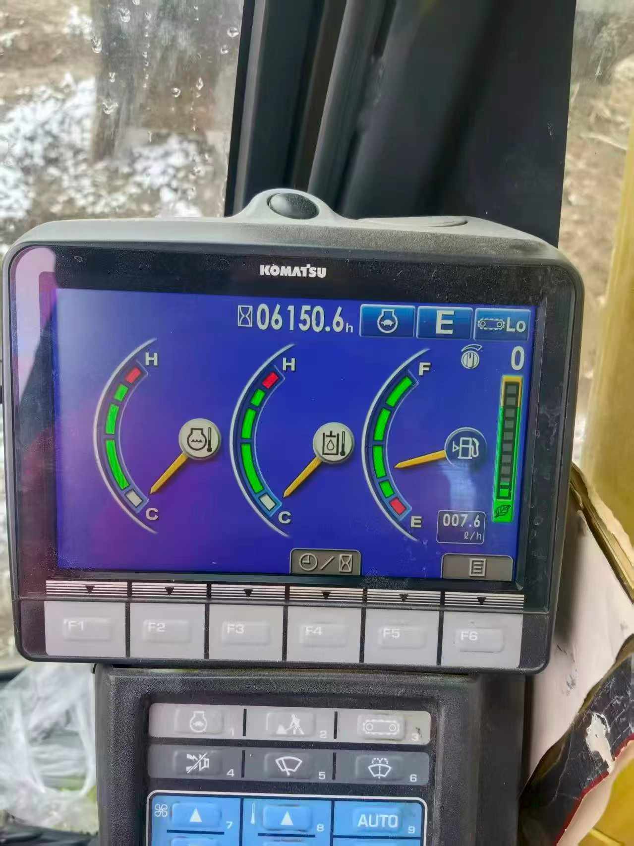 Buy Komatsu PC200-1 Used Excavator / 8