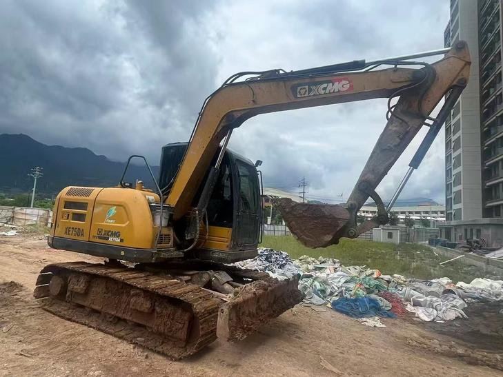 Buy XCMG XE75C Used Excavator / 1